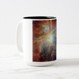 Chaos im Herzen des Orion Spitzer Hubble Composite Zweifarbige Tasse