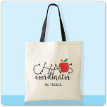 Chaos-Koordinator Apple Niedlich Teacher Tragetasche<br><div class="desc">Dieses niedliche Lehrer-Design enthält den Text "chaos koordinator" und einen Apfel mit Platz unten für einen Namen oder persönlichen Text! Klicken Sie auf die Schaltfläche Anpassen für mehr Flexibilität beim Ändern/Hinzufügen von Text! Variationen dieses Designs sowie der Koordinationsprodukte sind in unserem Shop, zazzle.com/store/doodlelulu, erhältlich. Kontaktieren Sie uns, wenn Sie dieses...</div>