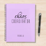 Chaos-Koordinator Lila Personalisierter Name Planer<br><div class="desc">Chaos Koordinator Lila Personalisiert Name feststellt den Text "chaos koordinator" in einer lustigen schwarzen Schrift typografisch. Ideal für die geschäftige Mutter,  Lehrerin,  Sportteam-Manager oder Arbeitssängerin. Von Evco Studio entworfen www.zazzle.com/store/evcostudio</div>