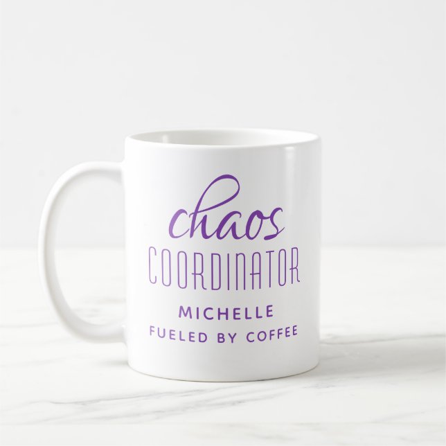 Chaos-Koordinator Lila Typografie Personalisiert Kaffeetasse (Links)