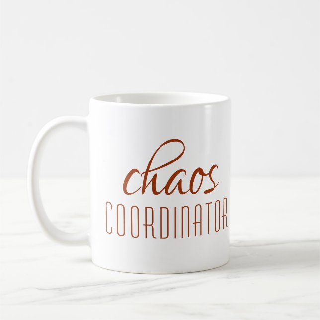 Chaos-Koordinator Modernes Brown Script Kaffeetasse (Links)