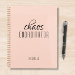 Chaos-Koordinator Peach Personalisiert Name Planer<br><div class="desc">Chaos Koordinator Peach Personalisiert Name verkündet den Text "chaos koordinator" in einer lustigen schwarzen Schrift typografisch. Ideal für die geschäftige Mutter,  Lehrerin,  Sportteam-Manager oder Arbeitssängerin. Von Evco Studio entworfen www.zazzle.com/store/evcostudio</div>