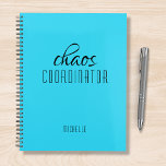 Chaos-Koordinator Personalisierter Name Planer<br><div class="desc">Chaos Koordinator Blue Personalisiert Name verkündet den Text "chaos koordinator" in einer lustigen schwarzen Schrift Typografie. Ideal für die geschäftige Mutter,  Lehrerin,  Sportteam-Manager oder Arbeitssängerin. Von Evco Studio entworfen www.zazzle.com/store/evcostudio</div>