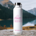 Chaos-Koordinator Pink-Kalligrafie-Skriptname Trinkflasche<br><div class="desc">Chaos Coordinator Pink Kalligraphie Script Name Insulated Water Bottle bietet ein einfaches Design des Textes "chaos Koordinator" in einem lustigen rosa Kalligraphie-Skript mit Ihrem personalisierten Namen unten. Perfektes Geschenk zum Geburtstag,  Weihnachten,  Muttertag,  Lehreranerkenntnis für die fleißige Mutter,  Lehrerin,  Sportteam-Manager oder Arbeitsleiter. Entworfen von © Evco Studio www.zazzle.com/store/evcostudio</div>