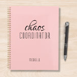 Chaos-Koordinator Pink-Personalisierter Name Planer<br><div class="desc">Chaos Koordinator Pink Personalisiert Name feststellt den Text "chaos koordinator" in einer lustigen schwarzen Schrift typografisch. Ideal für die geschäftige Mutter,  Lehrerin,  Sportteam-Manager oder Arbeitssängerin. Von Evco Studio entworfen www.zazzle.com/store/evcostudio</div>