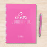 Chaos-Koordinator Pink-Personalisierter Name Planer<br><div class="desc">Chaos Koordinator Pink Personalisiert Name verkörpert den Text "chaos koordinator" in einer lustigen Schrift-Typografie. Ideal für die geschäftige Mutter,  Lehrerin,  Sportteam-Manager oder Arbeitssängerin. Von Evco Studio entworfen www.zazzle.com/store/evcostudio</div>
