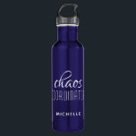 Chaos-Koordinator White Typografy Personalisiert Edelstahlflasche<br><div class="desc">Chaos Coordinator White Typografy Personalisiert Water Bottle zeigt ein einfaches Design des Textes "chaos-Koordinator" in einem lustigen weißen Kalligrafiebeschreiben mit Ihrem personalisierten Namen unten. Personalisieren Sie diese, indem Sie den Text in dem dafür vorgesehenen Textfeld bearbeiten. Ideal für die geschäftige Mutter, Lehrerin, Sportteam-Manager oder Arbeitssängerin</div>