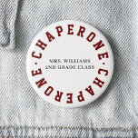 Chaperone School Class Field Trip Button Button<br><div class="desc">Offizielles Class Chaperone Button mit benutzerdefiniertem Text in der Mitte. "Chaperone" in dunkelrot; Benutzerdefinierter Text in schwarz.</div>