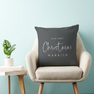 Charcoal Charm Erste Weihnachtsfeier Verheiratet p Kissen