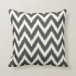 Charcoal Gray Ikat Zickzack Kissen