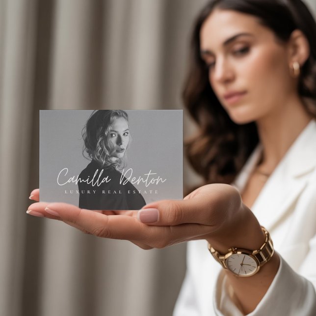 Charcoal Gray Modern Script Luxus Real Anwesen Visitenkarte (Von Creator hochgeladen)