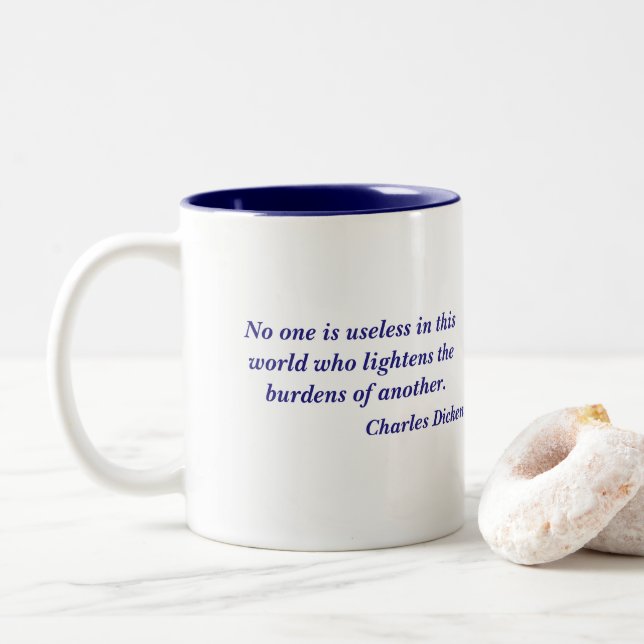 Charles Dickens niemand ist unbrauchbares Zitat Zweifarbige Tasse (Mit Donut)
