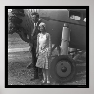 Charles Lindbergh und Ehefrau neben Flugzeug 1929 Poster