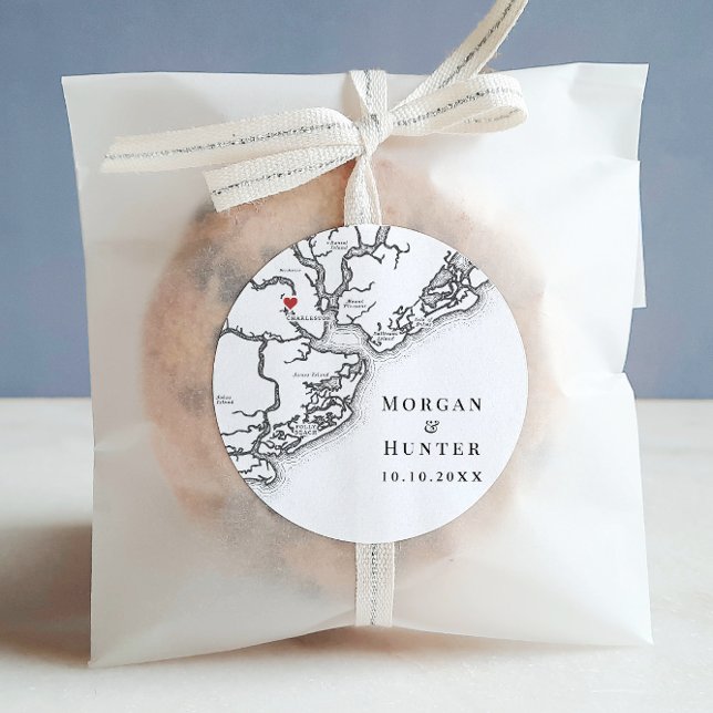 Charleston SC Elegante Schwarz-weiße Gastgeschenk  Runder Aufkleber (Charleston SC Wedding round sticker label in Elegant black and white from Coastal Map Designs)