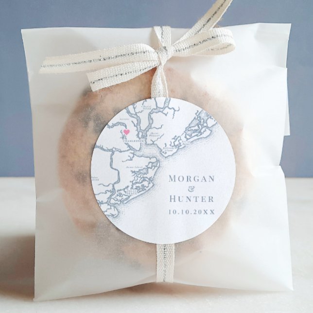 Charleston SC Karte Elegant Dusty Blue Gastgeschen Runder Aufkleber (Charleston SC Wedding round sticker label in Elegant dusty blue from Coastal Map Designs)