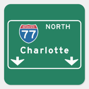 Charlotte, NC Road Sign Quadratischer Aufkleber