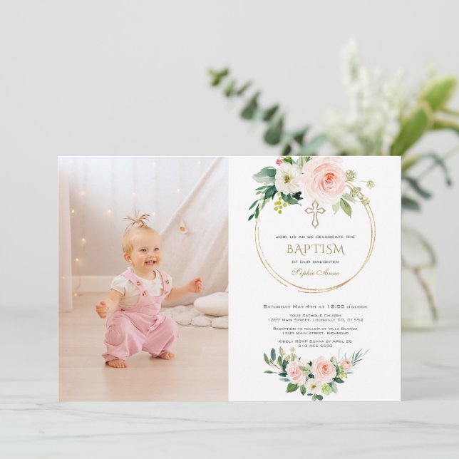 Charm Blush Pink Floral Gold Girl Foto Taufe Einladung (Stehend Vorderseite)