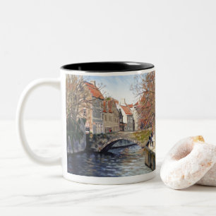 Charmante Alte Brücke über den Kanal in Landschaft Zweifarbige Tasse