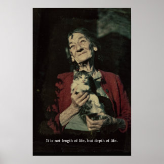 Charmante ältere Dame, die ein Katzenposter hält Poster