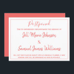 Charmante Hochzeitskoralle und Weiß aufgeschoben Einladung<br><div class="desc">Wenn Ihre Hochzeit leider verschoben wurde,  nicht verzweifeln,  Hochzeiten von Rhoadie haben Sie abgedeckt. Die Vorderseite ist in Korallen und Weiß elegant gestaltet. Die Vorlagen machen Personalisierung zu einer Brise. Bestelle noch heute!</div>