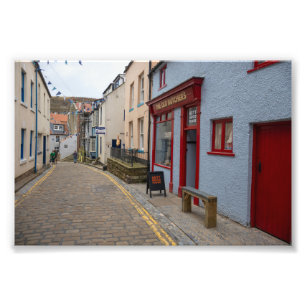 Charmante Kopfsteinpflasterstraße im Dorf Staithes Fotodruck