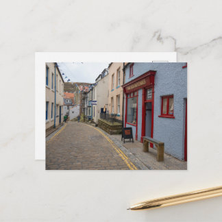 Charmante Kopfsteinpflasterstraße im Dorf Staithes Postkarte
