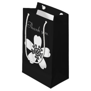 Charmante Sakura in der schwarzen Geschenktasche Kleine Geschenktüte
