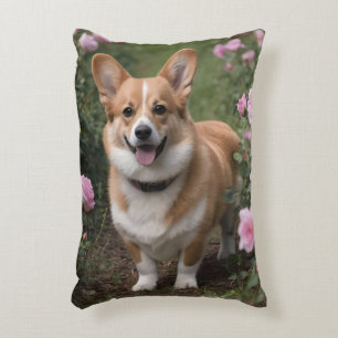 "Charmanter Begleiter: Ein Corgi in einem rosa Ros Dekokissen