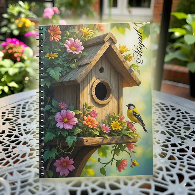 Charmantes Birdhouse Vibrann Sommer Blume Great Ti Notizblock (Charming birdhouse notebook with vibrant flowers and a sweet great tit, bathed in warm light.)