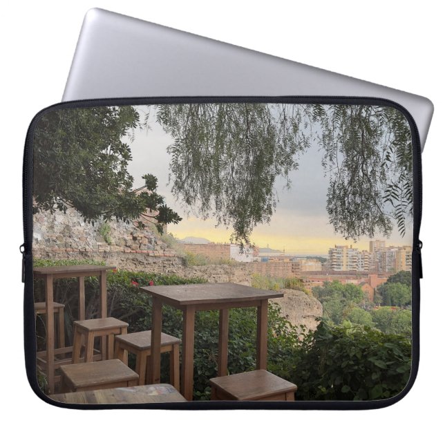 Charmantes Café im Freien Laptopschutzhülle (Vorderseite)
