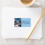 Charmantes, schneesicheres Weihnachtsdorf Adressaufkleber<br><div class="desc">Dieses bezaubernde Adress Label besticht durch ein schneebedecktes Dorf mit nachts geschmückten Häusern. Straßen und Dächer sind mit Schnee bedeckt,  Fenster sind hell hell,  Weihnachtsdekorationen bestehen aus Tannen und roten Weihnachtsbällen. Wunderschöne und individuell gestaltbare Adress Labels für Ihre Urlaubssegmente!</div>