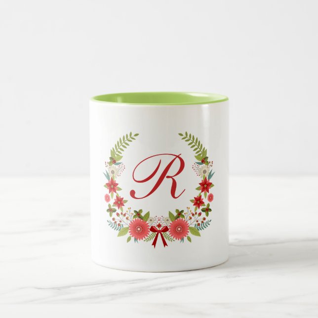 Charming Christmas Floral Wreath Monogram Zweifarbige Tasse (Mittel)