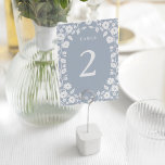 Charming Dusty Blue Romantic White Floral Blume Tischnummer<br><div class="desc">Mit dieser romantischen Hochzeitskarte, die den gleichen zauberhaften Blumenrahmen im Weißen Volksstil auf staubblauem Hintergrund aufweist, der sich wunderbar mit Ihrer Einladungssuite abstimmt, können Sie Ihre Tischnummer stilvoll führen. Die von Hand gezeichnet Blumengrenze fügt eine romantische, künstlerische Touch hinzu und behalte das Design sauber und leicht lesbar. Das Zentrum hebt...</div>