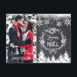 Charming JOYEUX NOËL Chalkboard Foto Einladungspostkarte<br><div class="desc">Elegantes Design mit einer eleganten,  modernen Typografie von "JOYEUX NOËL" auf einem Kalkbretterrain mit Schneeflocken und Bäumen und Ihrem Foto. Benutzen Sie das Tool Anpassen,  um Ihr eigenes Foto (Paar,  Kinder,  Foto,  Haustier-Foto) hinzuzufügen,  um die Farbe der Namen zu ändern,  um die Foto-Farben anzupassen. Mehr Ideen in meiner Weihnachts-Foto-Sammlung.</div>