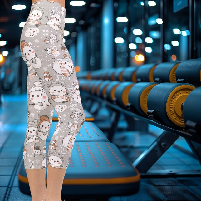 Charming Kawaii Snowmen Whimsical in Grau Muster Capri Leggings (Von Creator hochgeladen)