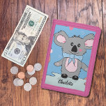 Charming Koala Bear Kid Wallet Tri-fold Geldbeutel<br><div class="desc">Ein süßer und charmanter Koala Bär Kind Geldbörse. Wählen Sie die Farbe der Brieftasche,  die Ihrem Kind am besten gefällt: rosa ,  blau ,  rot ,  braun grau oder schwarz . Personalisieren Sie ihn mit einem Namen,  wenn Sie ihn wünschen oder ganz entfernen möchten. © ArianeC Illustrations-Alle Rechte vorbehalten</div>