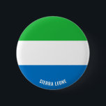 Charming-Patriotic-Button für die Flagge Sierra Le Button<br><div class="desc">Charming Patriotic Button mit der Flagge Sierra Leones auf dem Button. Der Name des Landes ist in das Design am unteren Rand des Bildes eingebunden. Der Text kann mit der Funktion "Anpassen!" vollständig angepasst werden. Dieser schöne Sierra Leone Button ist das stilvolle Geschenk für jeden Anlass. © CountriesOfTheWorld</div>
