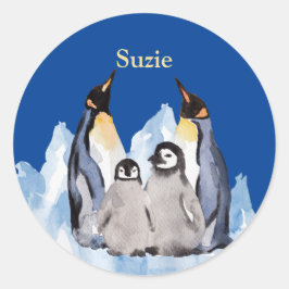 Charming-Penguin-Familie mit Namen auf Rich Blue C Runder Aufkleber