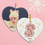 Charming Pink Star Pattern Keramik Ornament<br><div class="desc">Feiern Sie das erste Weihnachtsfest Ihres kleinen Mädchens mit einem hübschen rosa Sternendesign, das mit goldenen Akzenten geschmückt ist. Personalisieren Sie es mit ihrem Namen und dem Jahr und schaffen Sie einen Sake voller Liebe. Fügen Sie ein hoch gehaltenes Foto auf der Rückseite hinzu, um eine wertvolle Erinnerung zu erfassen....</div>