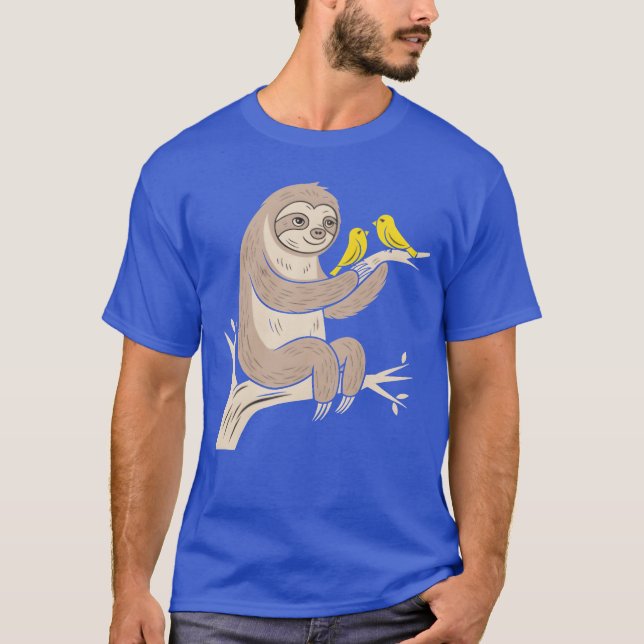 Charming Sloth mit Vögeln auf einer Zweigstelle T-Shirt (Vorderseite)