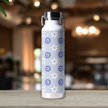 Charming Soft Blue Feminine Daisy Evil Eye Trinkflasche<br><div class="desc">Entdecken Sie die zauberhafte weiche blaue Feminine Daisy Evil Eye Water Flasche - eine stilvolle Mischung aus Eleganz und Charme, um Ihr Hydratationserlebnis zu steigern. Die Flasche ist mit zarten, zarten Akzenten und dem ikonisch blauen bösen Augensymbol verziert und verleiht Ihrem Alltag eine subtile Touch von Schutz und Positivität. Es...</div>