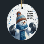 Charming Weight Lifting Snowman Keramik Ornament<br><div class="desc">Ein bezaubernder Schneemann hebt an einem schneebedeckten Tag im Freien einen heftigen Grill auf, begleitet von einem witzigen Sprichwort: "Schneemänner arbeiten hart, um ihre Form zu erhalten." Er ist stilvoll in seiner Handtasche und dem Schal auf diesem Ornament, bereit, Ihren Baum zu schmücken.</div>