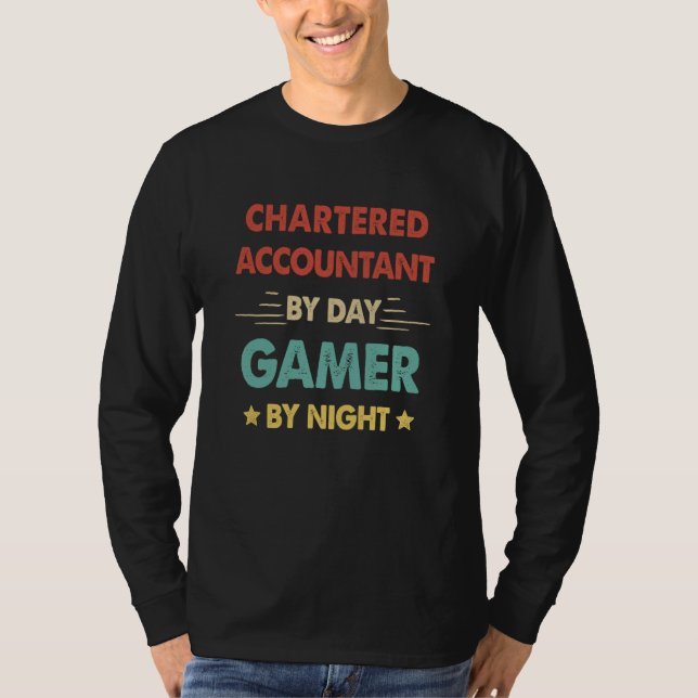 Chartered Accountant By Day Gamer By Night T-Shirt (Vorderseite)