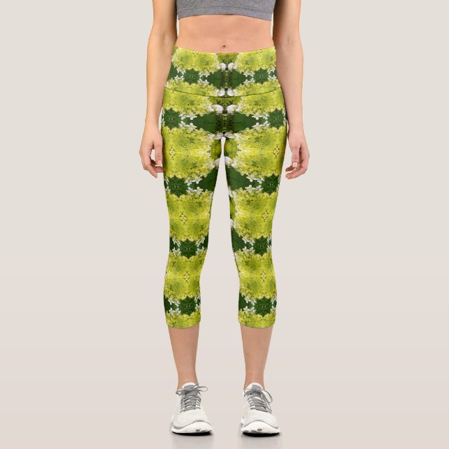 Chartreuse Green Abstrakt Hydrangea Blooms Muster Capri Leggings (Vorderseite)