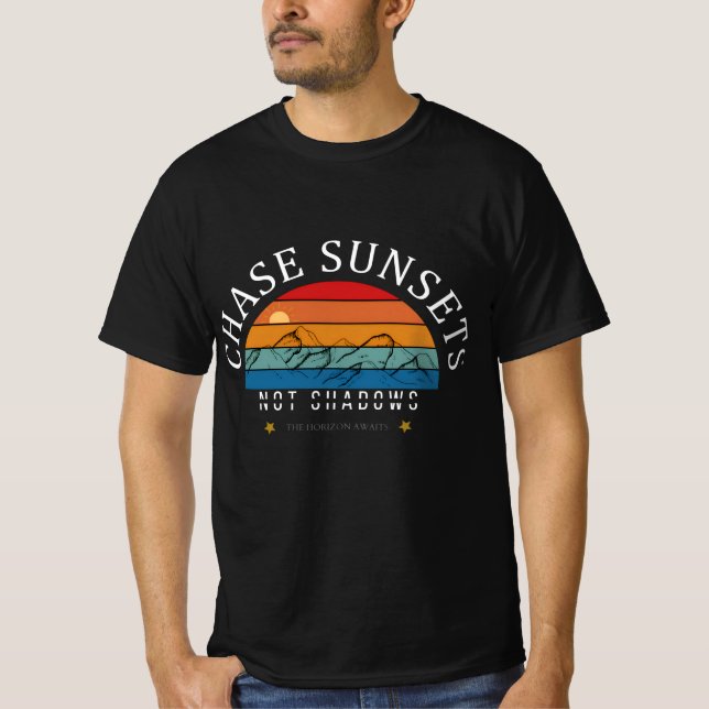 Chase Sunsets: Inspiration-Sonnenuntergang Ästheti T-Shirt (Vorderseite)