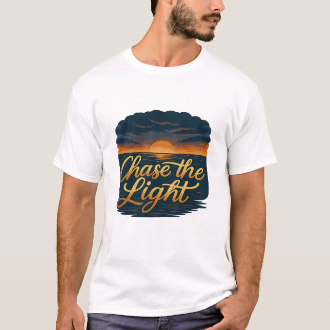 Chase the Light – Inspirational Sunset Quote T-Shirt (Vorderseite)