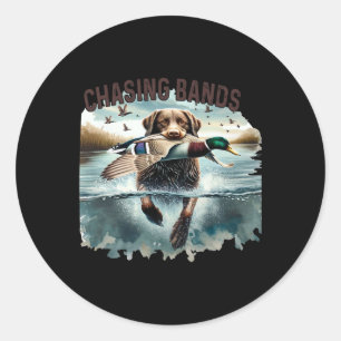 Chasing Bands Duck Hunting Runder Aufkleber