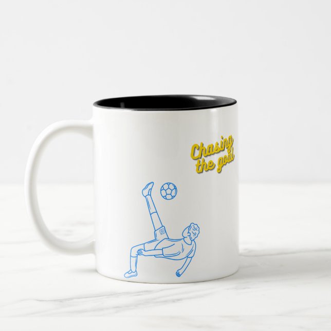Chasing the Goal | Motivational Sports Design for  Zweifarbige Tasse (Links)