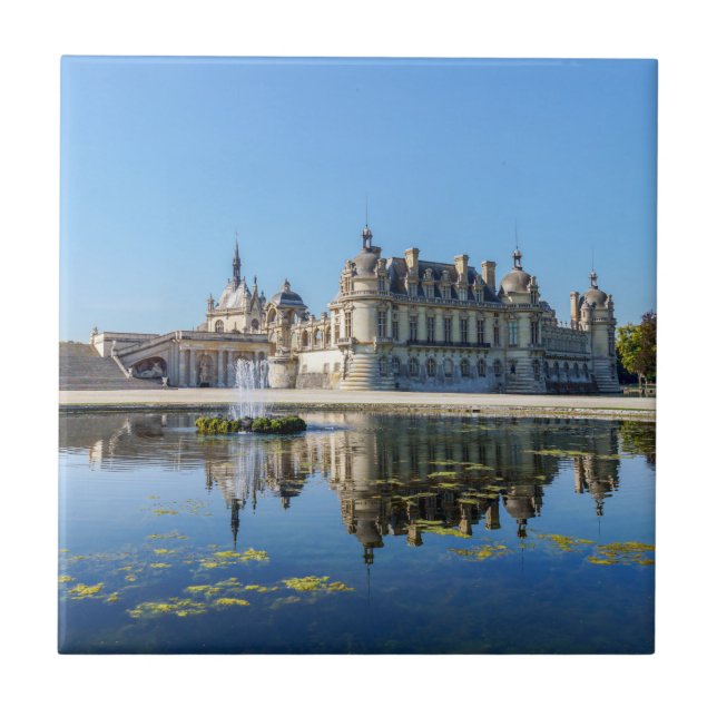 Chateau de Chantilly mit Reflektion in einem Teich Fliese (Vorderseite)