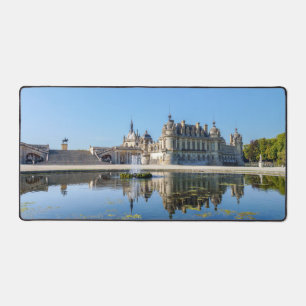 Chateau de Chantilly mit Reflektion in einem Teich Schreibtischunterlage